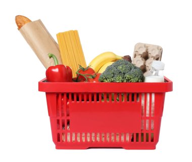 Beyaza izole edilmiş farklı gıda ürünleri içeren alışveriş sepeti.