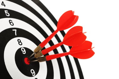 Hedef alınıyor. Dart tahtası beyaz üzerine izole edilmiş oklar