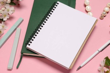 Pembe arka planda planlayıcı ve kırtasiye malzemesi, yakın plan