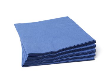 Birçok mavi kağıt mendil beyaza izole edilmiş.