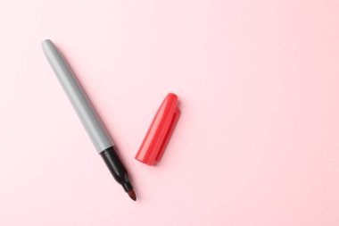 Açık pembe arka planda bir kırmızı işaret, üst manzara. Metin için boşluk