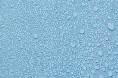 Açık mavi arkaplanda çok su damlası var