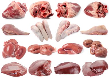 Beyaz arkaplanda taze çiğ organ etleri.