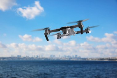 Denizin üzerinde uçan kameralı bir dron. Gözetleme için insansız hava aracı