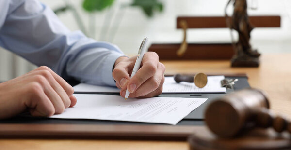 Судья подписывает документы за столом, крупным планом. Баннерный дизайн