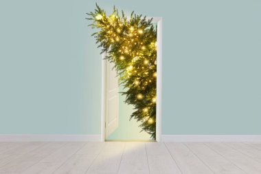 Kapıdan dışarı bakan neşeli ışıkları olan güzel bir Noel ağacı. Tatile geliyorum.