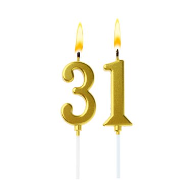 Beyaz arka planda 31 numarayı besteleyen altın pasta mumları yakıyor. Doğum günü veya diğer özel tarihler için şenlik dekorasyonu