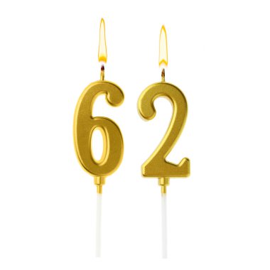 Beyaz arka planda 62 numarayı besteleyen altın renkli mumlar yakıyor. Doğum günü veya diğer özel tarihler için şenlik dekorasyonu