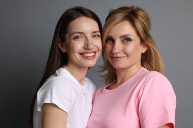 Gri arka planda anne ve kızının portresi