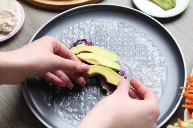 Gri ahşap masada nefis börek yapan kadın, yakın plan.