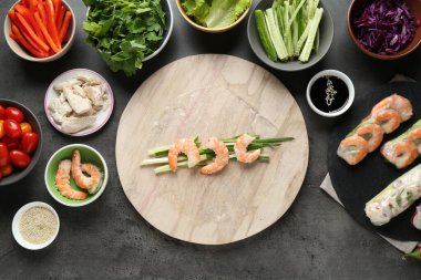 Pilav kağıtları ve farklı malzemeler koyu gri masada, düz yerde.