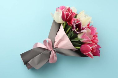 Açık mavi arka planda güzel laleler, üst manzara.