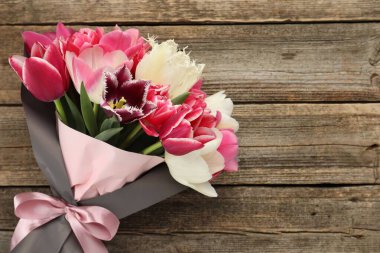 Ahşap arka planda güzel laleler, üst manzara. Metin için boşluk