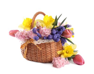 Beyaz sepetteki güzel renkli çiçekler.