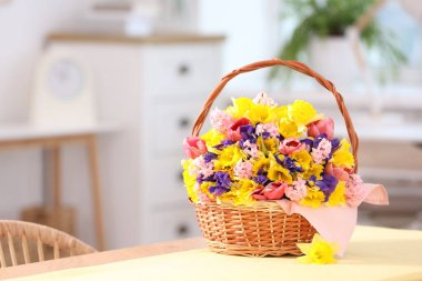 İçerideki masada güzel çiçekler olan hasır sepet. Metin için boşluk