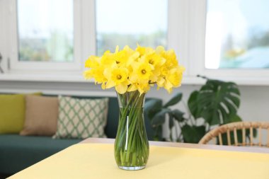 Evdeki masadaki cam vazoda güzel nergisler.