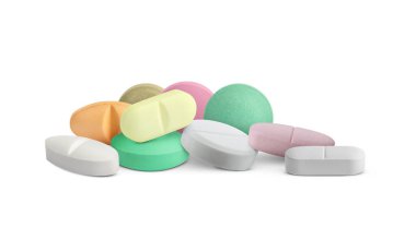 Beyaz arka planda birçok farklı antibiyotik hapları