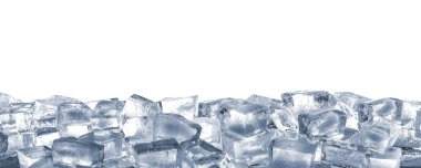 Beyaz zemin üzerinde berrak buz küpleri yığını