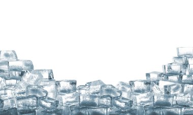 Beyaz zemin üzerinde berrak buz küpleri yığını