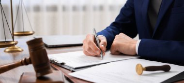 Yargıç masadaki belgeyi imzalıyor, kapatıyoruz. Pankart tasarımı