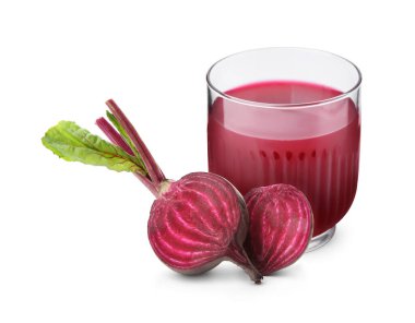 Bardakta lezzetli pancar suyu ve beyaz arka planda taze kesilmiş sebze.