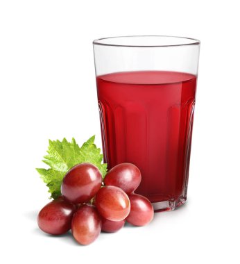 Bardakta üzüm suyu, beyaz arka planda böğürtlen.