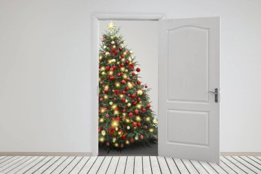 Kapının önündeki güzel süslü Noel ağacı. Tatil sezonu