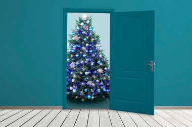 Kapının önündeki güzel süslü Noel ağacı. Tatil sezonu