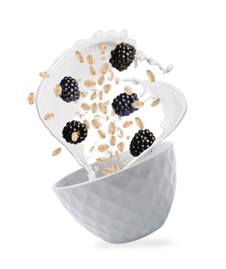 Taze böğürtlenli yulaf ezmesi ve beyaz arka planda kaseden fışkıran süt.