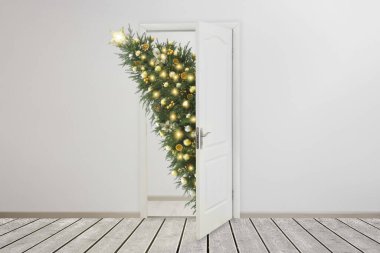 Kapıdan dışarı bakan güzel süslü Noel ağacı. Tatile geliyorum.