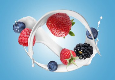 Süt sıçraması ve açık mavi arkaplanda farklı taze meyveler.