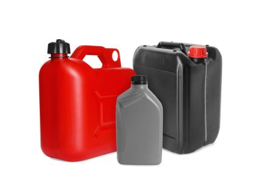 Beyaz zemin üzerinde birçok farklı plastik kaplar