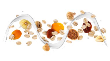 Beyaz arka planda yulaflı süt akışı ve kurumuş meyveler. Sağlıklı kahvaltı.