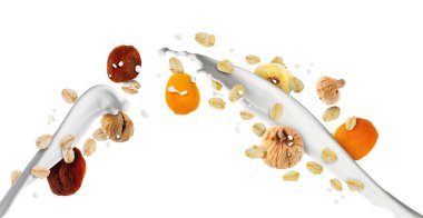 Süt, yulaf ezmesi ve beyaz arka planda kuru meyveler. Sağlıklı kahvaltı.