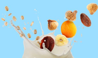 Süt sıçraması, yulaf ezmesi ve açık mavi arka planda kuru meyveler. Pankart tasarımı