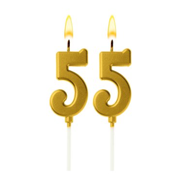 Beyaz arka planda 55 numarayı besteleyen altın renkli mumlar yakıyor. Doğum günü veya diğer özel tarihler için şenlik dekorasyonu