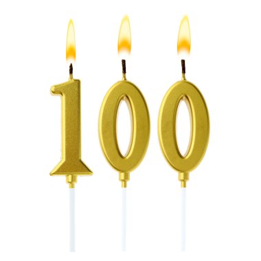 Beyaz arka planda 100 numara beste yapan altın pasta mumları yakmak. Doğum günü veya diğer özel tarihler için şenlik dekorasyonu