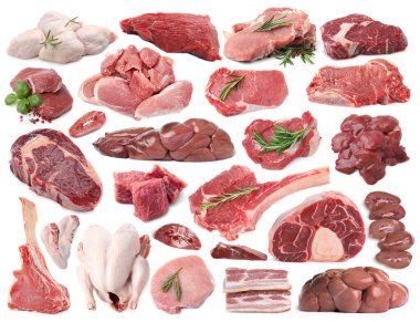 Beyaz arka planda taze çiğ et ürünleri, kolaj
