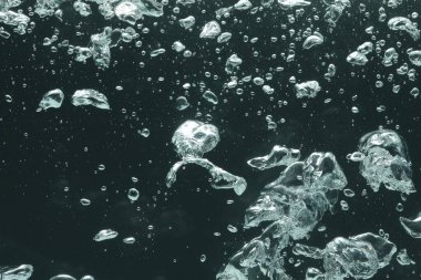 Koyu arkaplanda birçok su kabarcığı, yakın plan