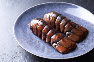 Siyah masada çiğ ıstakoz kuyruğu, yakın plan.