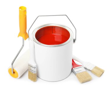 Kırmızı boya, rulo ve fırça tenekesi beyaza izole edilmiş.