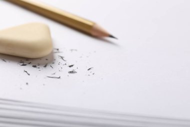 Silgi, kağıt üzerinde kalem ve kırıntılar, yakın plan. Metin için boşluk