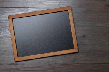 Ahşap zemin üzerinde boş küçük karatahta, üst görünüm