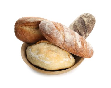 Farklı somunlar beyaz kasede izole edilmiş taze ekmek