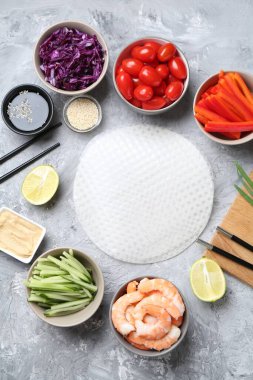 Pirinç kağıt çarşaflar ve açık gri masa üzerindeki farklı malzemeler, düz uzanmış.