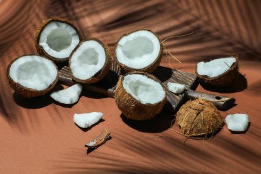 Taze hindistan cevizleri ve açık kahverengi arka planda tropikal palmiye tarafından dökülen gölge