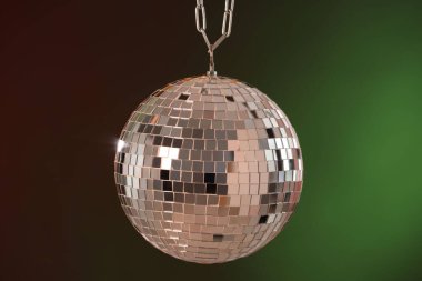 Renk gradyanı arka planında parlak disko topu