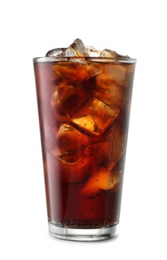 Beyaz üzerine buz küpleri izole edilmiş bir bardak kola.