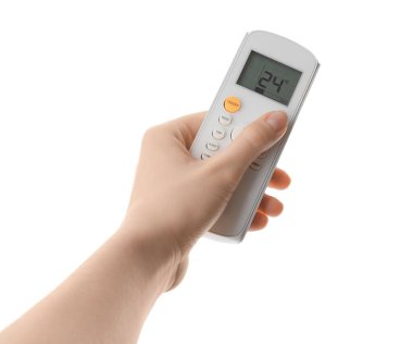 Beyaz arka planda klimalı uzaktan kumandalı kadın, yakın plan.