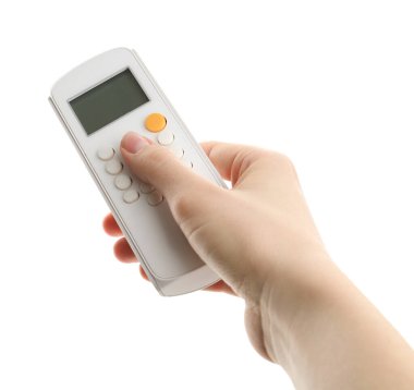 Beyaz arka planda klimalı uzaktan kumandalı kadın, yakın plan.
